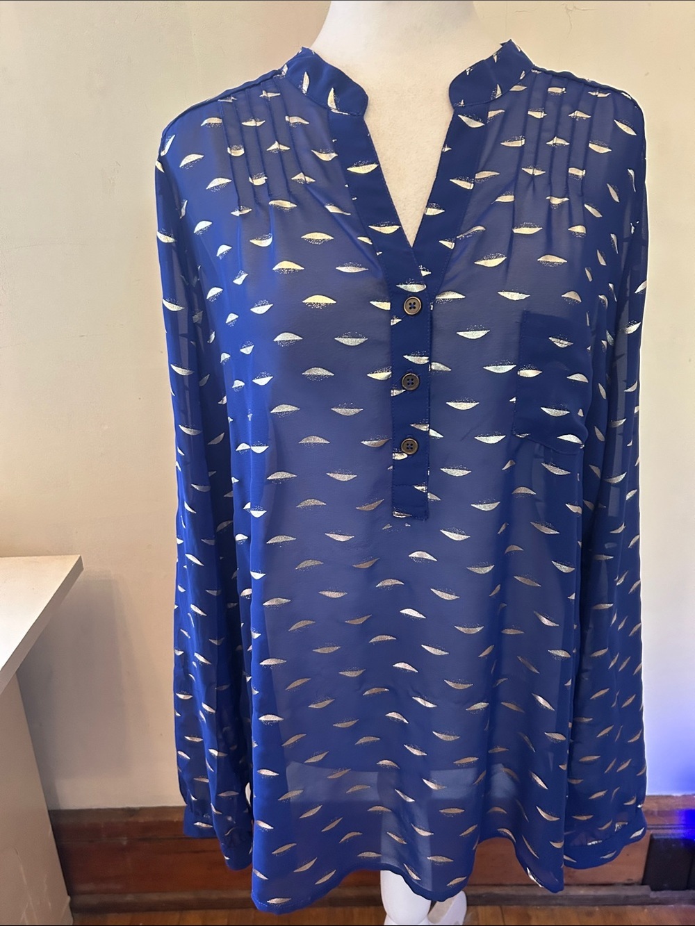 Alice Blue Blue Gold Patterned Long rollable Sleeve Blouse Size XL EUC